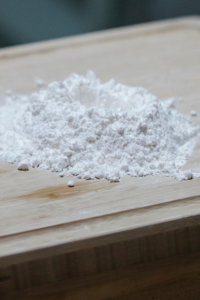 Flour scattered on wooden table in kitchenBy Klaus Nielsen from Pexels